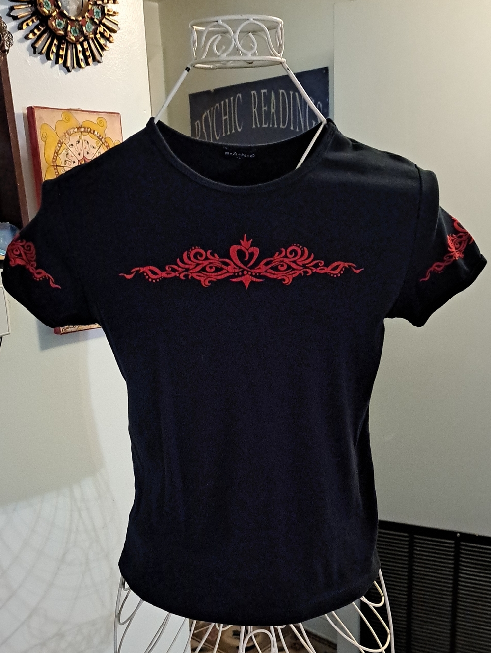 FANG 90s Y2k Vintage Baby Tee with Red Goth Tribal Heart Design, Sz M